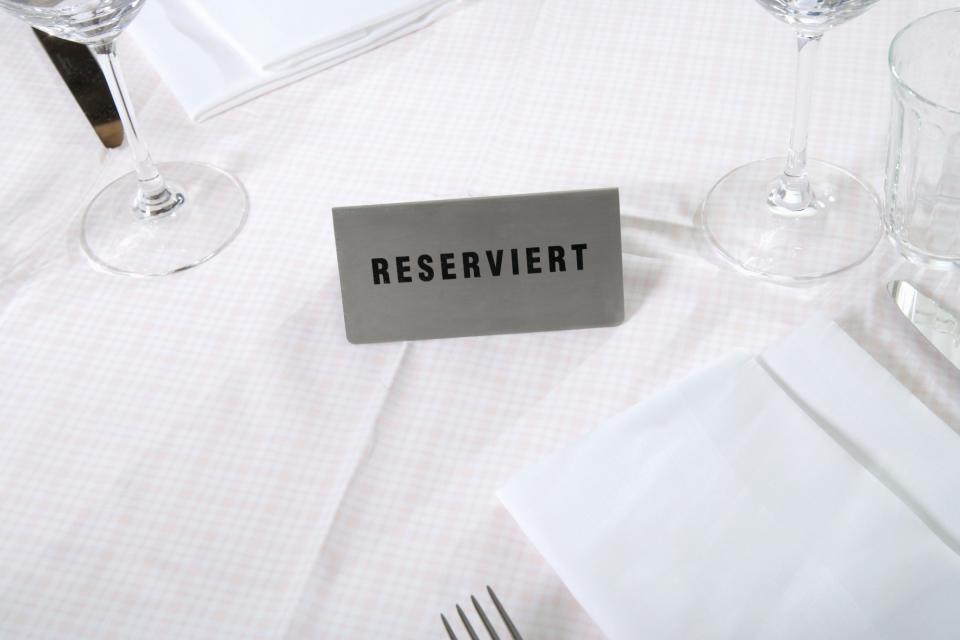 <p>Sie haben mehrere Leute zum Essen eingeladen und dafür einen Tisch reserviert. Doch als Sie im Restaurant ankommen, stellt sich heraus, dass die Reservierung schief gelaufen ist und kein Tisch mehr verfügbar ist. Wer kommt für eventuell entstandene Kosten auf? </p>