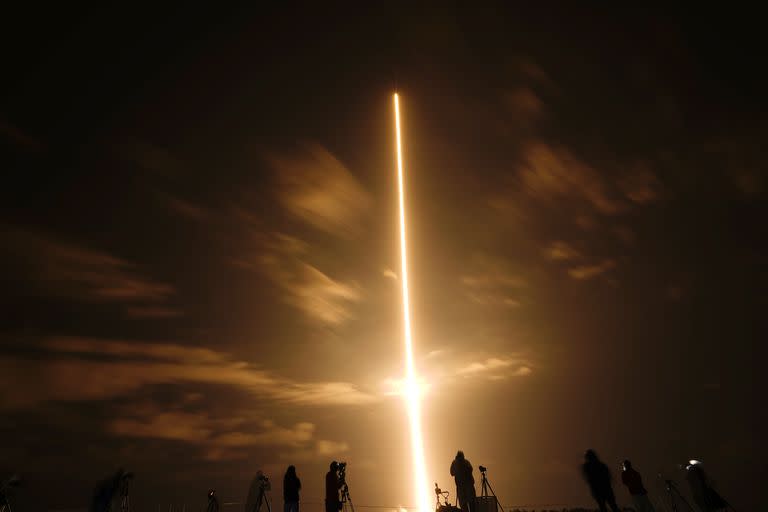 El cohete SpaceX Falcon 9 con la cápsula espacial Crew Dragon despega desde la plataforma 39A en el Centro Espacial Kennedy en Cabo Cañaveral, Florida,