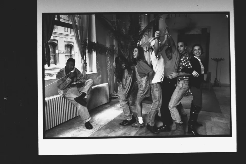 #39;The Real World # 39; Sezon 1 Obsada, (L-R) Kevin Powell, Andre Comeau, Julie Gentry, Eric Nies, Heather B. Gardner, Norman Korpi, Becky Blasband. (Fot. Mario Ruiz / the LIFE Images Collection via Getty Images / Getty Images)