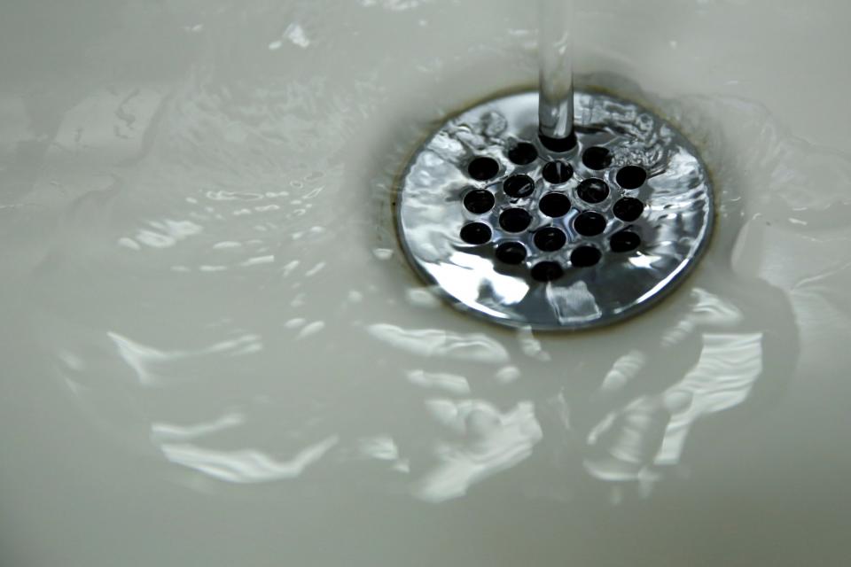 <em>El precio del servicio de agua potable en EEUU crece, y cada vez más hogares no pueden costearlo. (Reuters)</em>