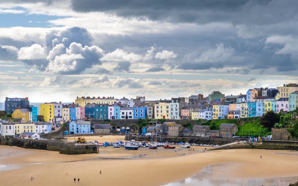 Picture of colourful houses in Tenby - HarrisDro