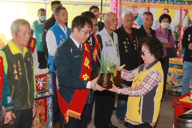 黃偉哲出席鹽水武廟文昌祭 台南鹽水武廟文昌祭活動11日上午登場，台南市長黃 偉哲（前中）出席參與祈福儀式。黃偉哲致詞表示， 父母都希望孩子能考上好學校，藉著活動機會一起向 文昌帝君祈求，祈祝學子們都能有光明前途。 （台南市政府提供） 中央社記者楊思瑞台南傳真  113年3月11日 