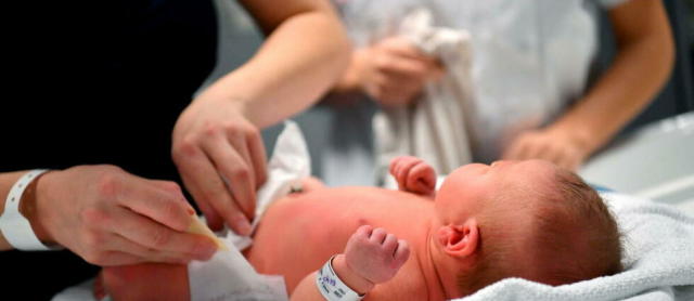 Un couple transgenre donne naissance à un enfant, une première en