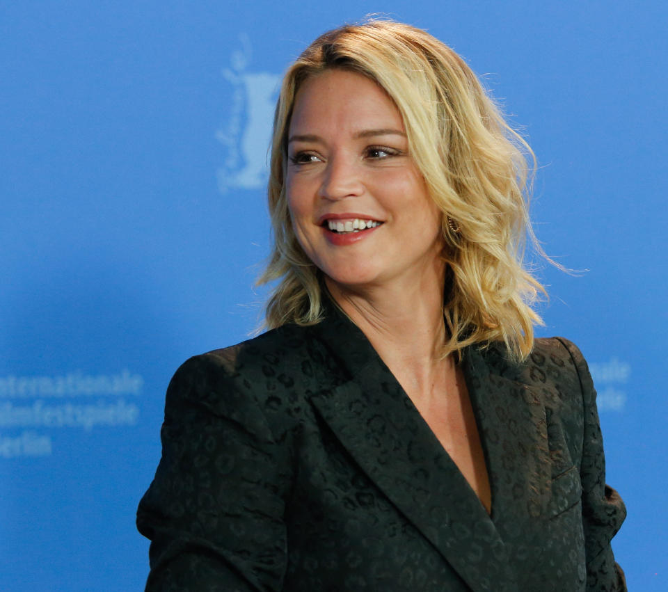 Virginie Efira est maman d’une petite fille prénommée Ali, née en mai 2013 de son union avec le cinéaste Mabrouk El Mechri. Interrogée par Paris Match en janvier 2019, la comédienne se confie sur sa relation avec sa fille. Ensemble, elles "<em>regardent beaucoup de films</em>", dont certains long-métrages qui ne sont pas adaptés au jeune âge d’Ali. "<em>C'est un peu violent mais, étant habituées à voir des effets spéciaux sur les tournages, elle sait ce qui est faux. J'explique aussi, je dédramatise</em>", précise Virginie Efira. Pour l’actrice, le fait que sa fille devienne indépendante est extrêmement important. "<em>L'idée qu'elle soit autonome et heureuse, seule, m'a toujours beaucoup importé. Ne pas avoir peur de dire</em> ‘au revoir’<em>, avoir confiance en soi, aller vers l'autre, s'adapter, rester ouverte au monde, c'est le plus grand service que je puisse lui rendre</em>", ajoute la maman comblée. <em>(Photo by Dominika Zarzycka/NurPhoto via Getty Images)</em>