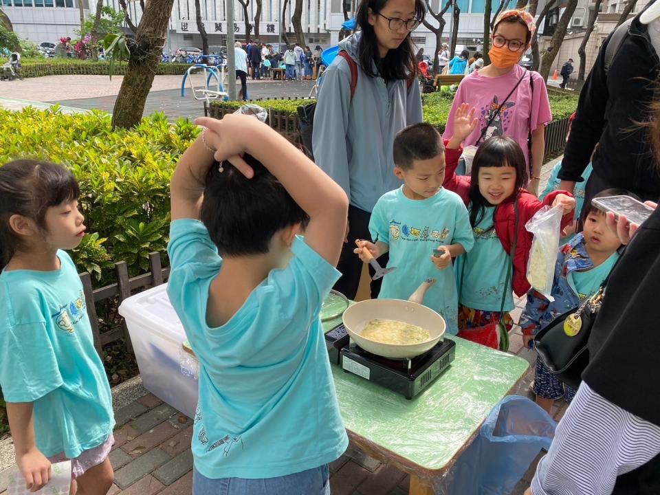 小朋友動手體驗煎蔥油餅