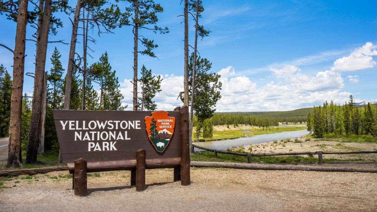  Yellowstone National Park sign. 