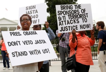 Protesters and family members of 9/11 victims protest in front of the White House regarding President Barack Obama's threatened veto of the Justice Against Sponsors of Terrorism Act (JASTA) in Washington, U.S., September 20, 2016. REUTERS/Gary Cameron