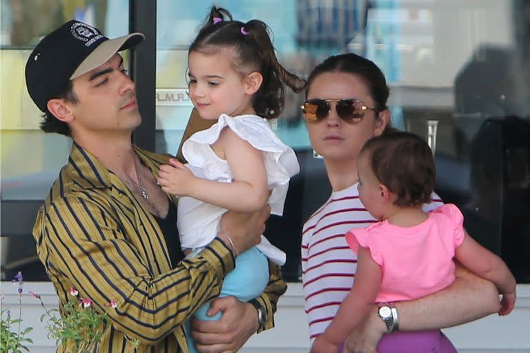 Joe Jonas y sus hijas salieron a pasear y desayunaron en Sweet Butter Kitchen. El cantante se mostró de buen ánimo mientras jugaba con Willa, de 3 años, y la pequeña, de 1.