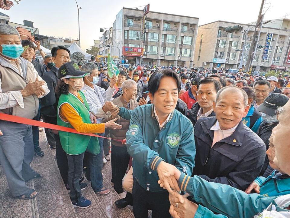 民進黨總統候選人賴清德（右二）5日下午回到台南造勢，首站前往麻豆仁厚宮參拜時，受到鄉親熱情簇擁。（曹婷婷攝）