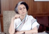 <p>Première ministre de l’Inde de 1966 à 1977, Indira Priyadarshini Nehru est la deuxième femme élue démocratiquement à la tête du gouvernement d’un pays. Progressiste, elle inscrit son programme dans le socialisme et abolit les privilèges des maharadjahs et autres princes. </p><br>