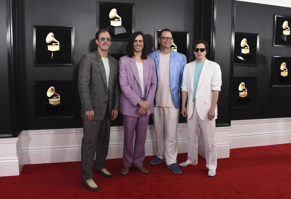 De izquierda a derecha Rivers Cuomo, Brian Bell, Patrick Wilson y Scott Shriner, de Weezer, llegan a la ceremonia de los premios Grammy el domingo 10 de febrero del 2019 en Los Angeles. (Foto por Jordan Strauss/Invision/AP)