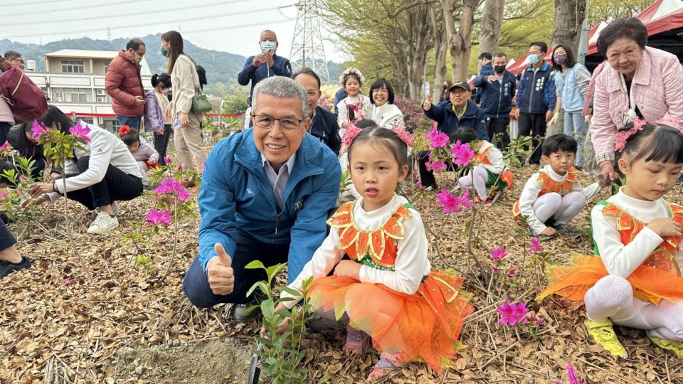 ▲社頭鄉忠義路的杜鵑花道長約一公里，被譽為「杜鵑花秘境」，每年都吸引著眾多遊客前來欣賞。（社頭鄉公所提供）