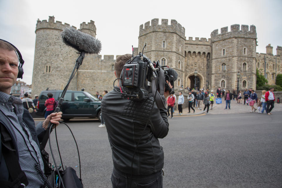 <p>Casi 2.000 millones de personas de todo el mundo seguirán el enlace entre el hijo de Lady Di y su novia actriz ya sea en televisión o a través de Youtube, que también lo emitirá en directo. (Foto: Gtres). </p>