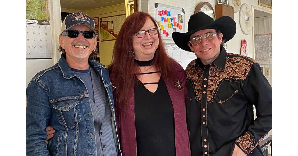 Country singer-songwriter Cutter Elliott entertains, donates guitar at School for the Blind