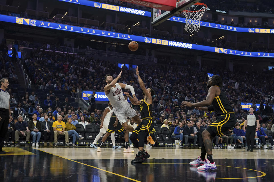 Cleveland Cavaliers guard Max Strus (1) drives to the basket as Golden State Warriors guard Stephen Curry (30) defends during the first half of an NBA basketball game Saturday, Nov. 11, 2023, in San Francisco. (AP Photo/Loren Elliott)