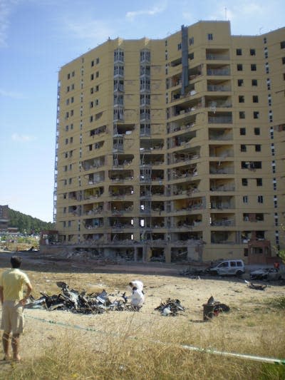 Aspecto de la casa cuartel de la Guardia Civil en Burgos (España) tras el atentado de ETA del 29 de julio de 2009. <a href="https://commons.wikimedia.org/wiki/File:Atentado_de_Burgos_1.jpg" rel="nofollow noopener" target="_blank" data-ylk="slk:Bascones / Wikimedia Commons;elm:context_link;itc:0;sec:content-canvas" class="link ">Bascones / Wikimedia Commons</a>, <a href="http://creativecommons.org/licenses/by-sa/4.0/" rel="nofollow noopener" target="_blank" data-ylk="slk:CC BY-SA;elm:context_link;itc:0;sec:content-canvas" class="link ">CC BY-SA</a>