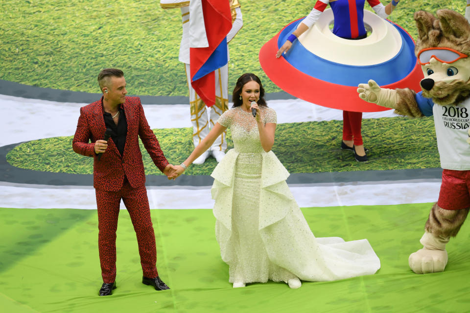 Robbie Williams und Aida Garifullina hatten sich modisch jedenfalls nicht abgesprochen (Bild: Getty Images)