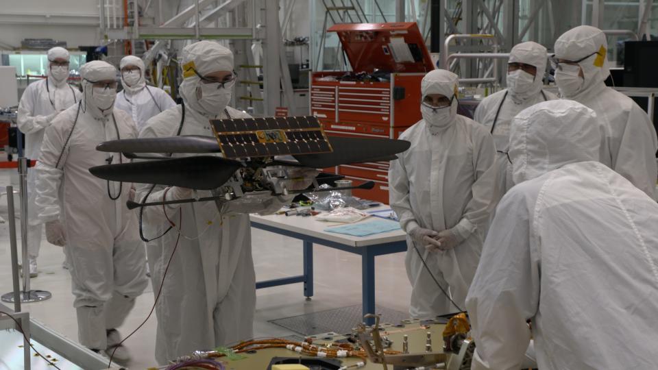 Ingenuity helicopter installation, JPL Spacecraft Assembly Facility.  (NASA/JPL-CALTECHÂ )