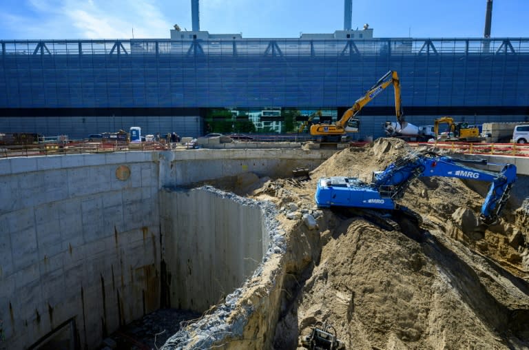 Des excavateurs creusent un bassin souterrain de débordement des eaux de pluie, dans le quartier de Mitte à Berlin, le 17 mai 2024 (John MACDOUGALL)