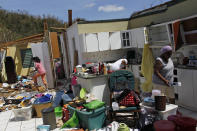 <p>Vecinos de San Juan de Puerto Rico recogen sus pertenencias luego de que el huracán María destruyó sus casas. (AFP | Ricardo ARDUENGO) </p>