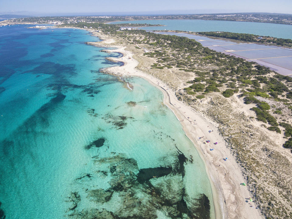 La playa de Illetes, situada dentro del Parque Natural de Ses Salines d´Eivissa i Formentera, es otra de las más conocidas y visitadas de la isla. (Foto: Getty Images).