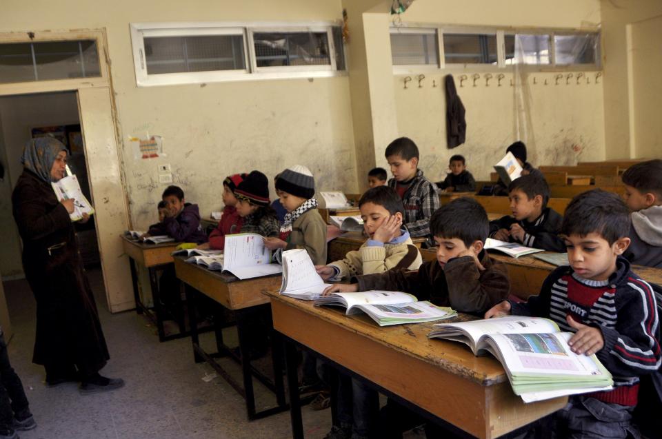 Varios niños asisten a clase en Yarmuk (Reuters)