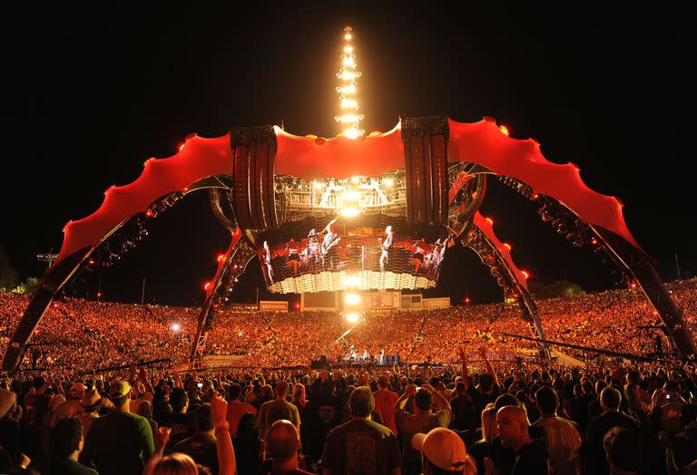 U2 y su gran "garra", durante un concierto en el Rose Bowl, en octubre de 2009

