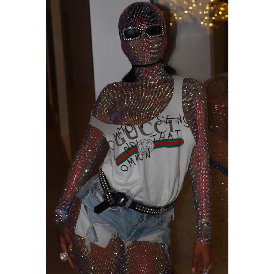 <p>Rihanna atendió una de las muchas fiestas con un enterizo transparente cubierto de cristales de la marca Gucci. Instagram @badgalriri </p>