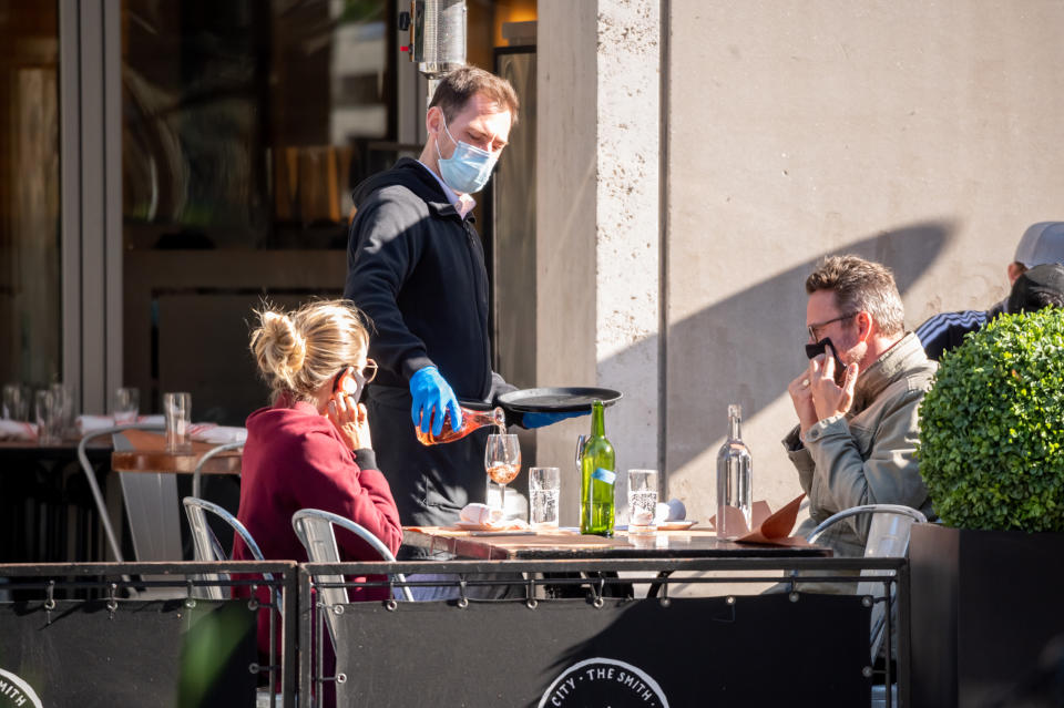 Para los restaurantes, la vacunación obligatoria para sus trabajadores podría ser una opción clave para el negocio. (Photo by Noam Galai/Getty Images)