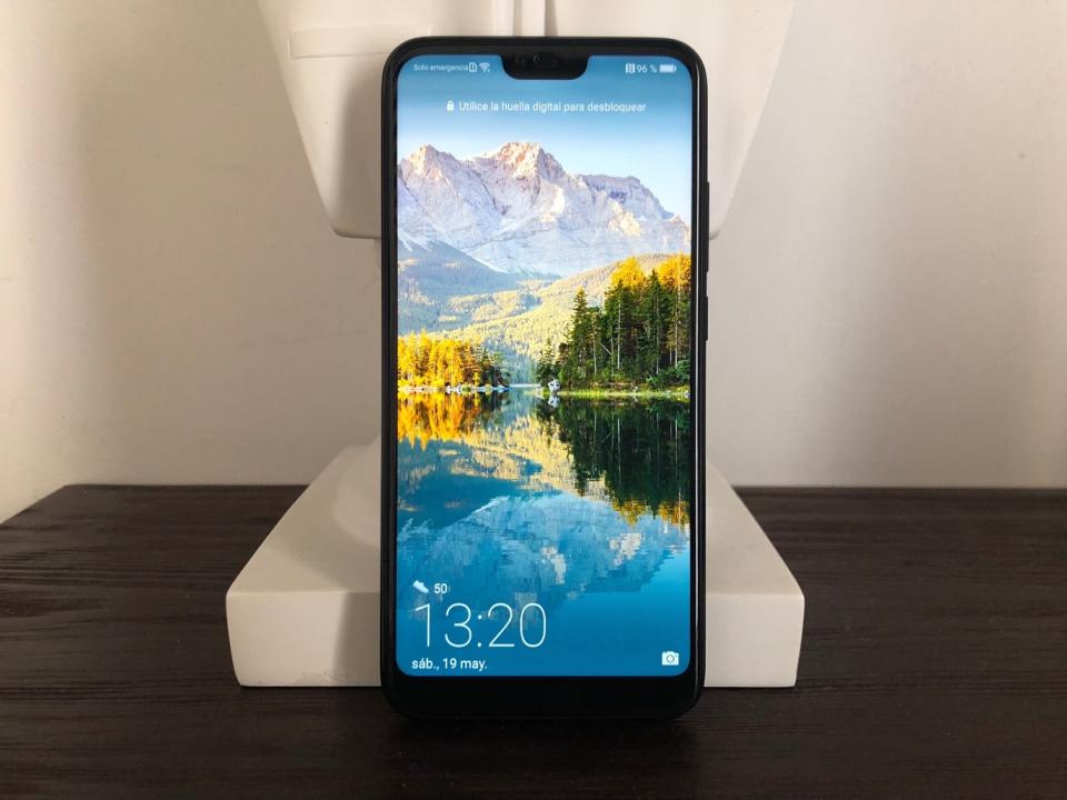 La pantalla del Honor 10 va casi de borde a borde con un ‘notch’ en la zona superior – Foto: Alexandra Guerrero