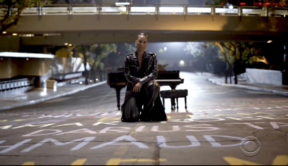 En esta imagen capturada de video emitida el domingo 28 de junio de 2020 por BET, Alicia Keys hincada sobre nombres de vidas negras perdidas durante la ceremonia virtual de los Premios BET. (BET vía AP)