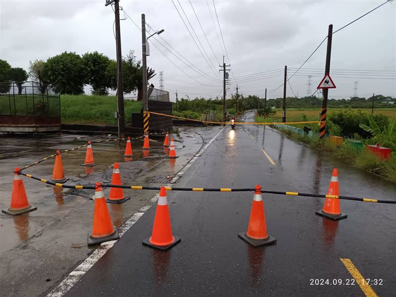 高雄遭暴雨狂轟。（圖／翻攝自臉書粉絲專頁「高雄市阿蓮區公所」）