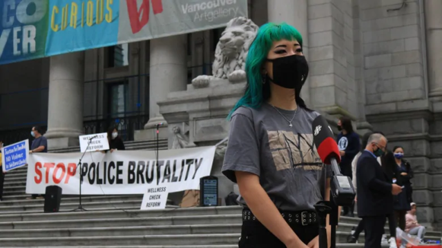 王莫娜在提告警察後，在法院前訴求自己的權益。   圖 : 翻攝自環球網