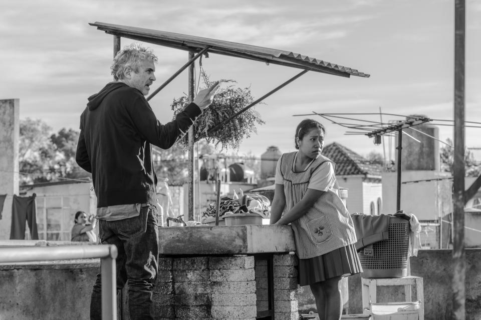 El director Alfonso Cuarón, a la izquierda, y la actriz Yalitza Aparicio trabajan en el plató de "Roma" en esta imagen proporcionada por Netflix. (Carlos Somonte/Netflix vía AP)