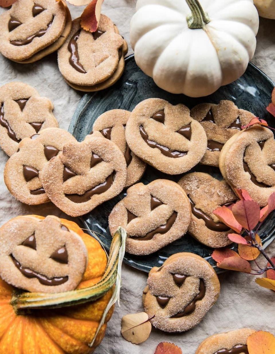 <p>Des sablés d’Halloween délicatement parfumés aux épices d’automne. Vous pouvez les fourrer au chocolat ou à la confiture, selon vos envies.</p><p>Découvrir la <a href="https://www.halfbakedharvest.com/milk-chocolate-stuffed-jack-o-lantern-cookies/" rel="nofollow noopener" target="_blank" data-ylk="slk:recette" class="link ">recette</a></p><br><br><a href="https://www.elle.fr/Elle-a-Table/Les-dossiers-de-la-redaction/Dossier-de-la-redac/Idees-de-cookies-Halloween#xtor=AL-541" rel="nofollow noopener" target="_blank" data-ylk="slk:Voir la suite des photos sur ELLE.fr" class="link ">Voir la suite des photos sur ELLE.fr</a><br><h3> A lire aussi </h3><ul><li><a href="https://www.elle.fr/Elle-a-Table/Les-dossiers-de-la-redaction/Dossier-de-la-redac/Cocktails-Halloween#xtor=AL-541" rel="nofollow noopener" target="_blank" data-ylk="slk:15 idées de cocktails d’Halloween ensorcelants" class="link ">15 idées de cocktails d’Halloween ensorcelants</a></li><li><a href="https://www.elle.fr/Elle-a-Table/Les-dossiers-de-la-redaction/News-de-la-redaction/Meringues-fantomes-Halloween-3967704#xtor=AL-541" rel="nofollow noopener" target="_blank" data-ylk="slk:En cuisine avec : mes meringues fantômes d’Halloween" class="link ">En cuisine avec : mes meringues fantômes d’Halloween</a></li><li><a href="https://www.elle.fr/Elle-a-Table/Les-dossiers-de-la-redaction/Dossier-de-la-redac/Gateau-halloween#xtor=AL-541" rel="nofollow noopener" target="_blank" data-ylk="slk:24 gâteaux d’Halloween horriblement bons" class="link ">24 gâteaux d’Halloween horriblement bons</a></li><li><a href="https://www.elle.fr/Elle-a-Table/Les-dossiers-de-la-redaction/Dossier-de-la-redac/Cupcake-Halloween#xtor=AL-541" rel="nofollow noopener" target="_blank" data-ylk="slk:Ces cupcakes d’Halloween vont faire un carton monstre" class="link ">Ces cupcakes d’Halloween vont faire un carton monstre</a></li><li><a href="https://www.elle.fr/Astro/Horoscope/Quotidien#xtor=AL-541" rel="nofollow noopener" target="_blank" data-ylk="slk:Consultez votre horoscope sur ELLE" class="link ">Consultez votre horoscope sur ELLE</a></li></ul>