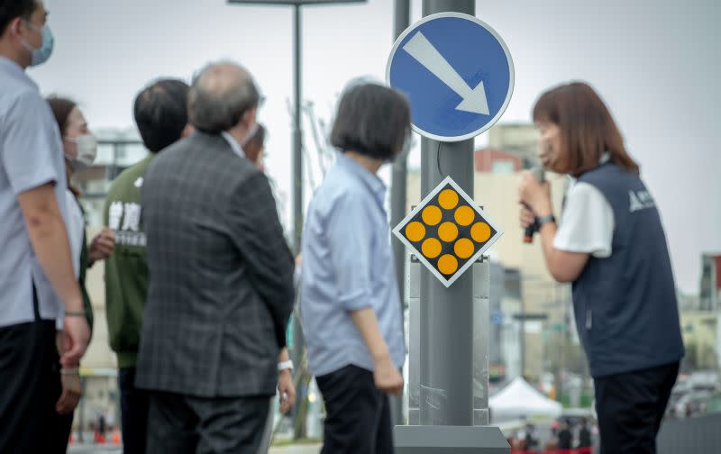 ▲蔡英文赴新竹視察，新竹市副市長沈慧虹簡報新竹市「公道三路」之工程進度規劃、家戶拜訪及協商過程等。（圖／總統府提供）