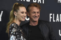 Sean Penn y su hija Dylan Penn durante la premiere de su película "Flag Day" el miércoles 11 de agosto de 2021 en Los Ángeles. (Foto por Jordan Strauss/Invision/AP)