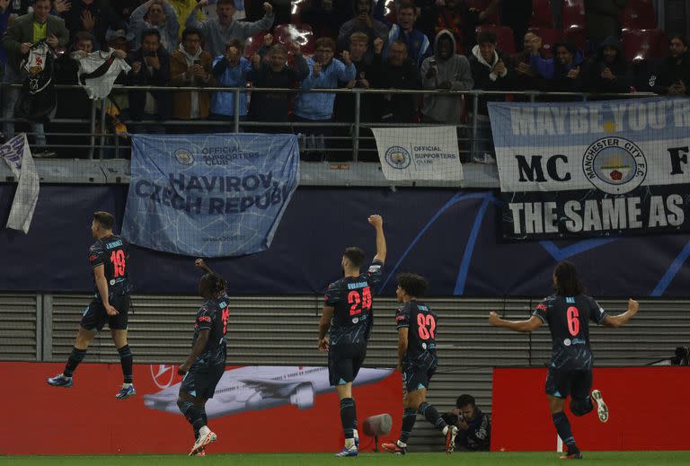 Álvarez encabeza el festejo de Manchester City, que ganó un duelo crucial en Leipzig