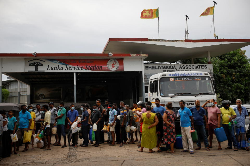 Largas colas para comprar petróleo en Sri Lanka. (REUTERS/Adnan Abidi)