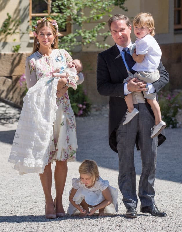 Magdalena de Suecia y Chris ONeill con sus tres hijos