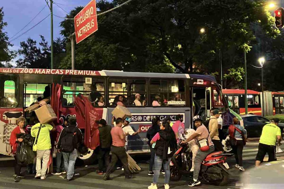 En Álvaro Obregón, frente al Parque de la Bombilla, los autobuses movilizados generaron caos vial.