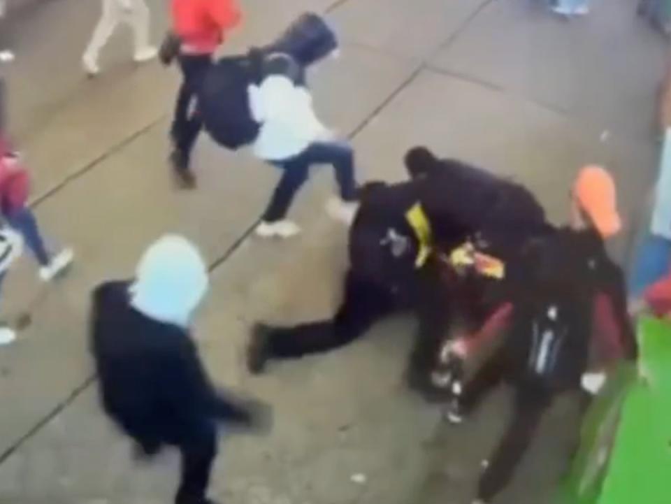 Suspects punch and kick police in head during New York City arrest (NYPD)