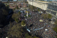 Partidarios de la vicepresidenta argentina Cristina Fernández se reúnen en la Plaza de Mayo un día después de que una persona le apuntara con un arma afuera de su casa en Buenos Aires, Argentina, el viernes 2 de septiembre de 2022. (Foto AP/Rodrigo Abd)
