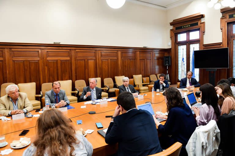 Daniel Funes de Rioja brindó una conferencia junto al gobernador de Neuquén, Omar Gutiérrez, y otros miembros de la UIA