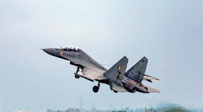 印度與俄羅斯合作生產的Su-MKI超視距武器射程遜於巴基斯坦的F-16，在空戰中落荒而逃。圖為印度航展上展出的Su-MKI。（圖／推特@ANI)