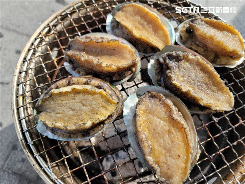 「御品半殼鮑魚」一顆大小足足有一個拳頭大。（圖／老闆楊文榮提供）