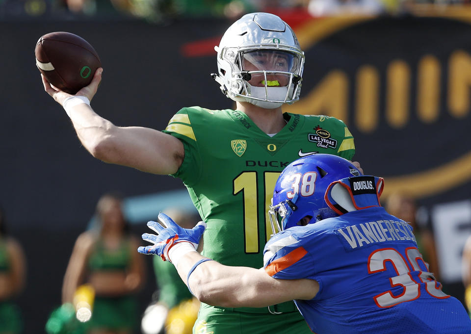 Oregon quarterback Justin Herbert was on his way to a big 2017 season until he broke his collarbone. (AP Photo/John Locher)