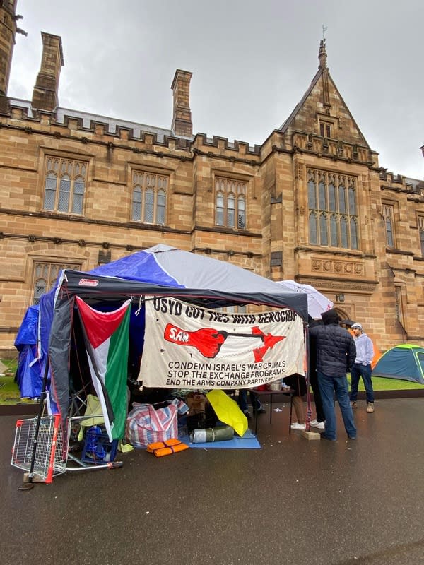 澳洲雪梨大學響應美國校園抗議以哈戰爭 澳洲雪梨大學（The University of Sydney）學生發起 「學生挺巴勒斯坦」（Students for Palestine）行動，展 示「譴責以色列戰爭罪」標語。 中央社記者楊淳卉雪梨攝  113年5月3日 