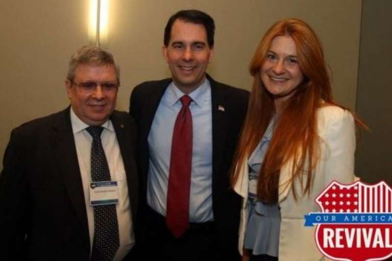 布提納（Maria Butina）曾與俄羅斯中央銀行副行長托辛（Alexander Torshin）在美國全國步槍協會（NRA）大會上會見威斯康辛州長沃克。（Facebook）