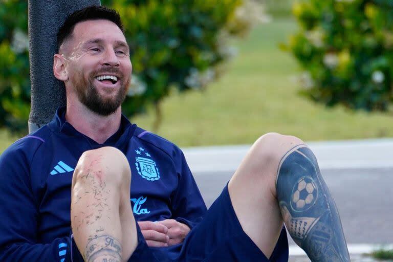 Las distendidas fotos de Leo Messi en el entrenamiento con la selección argentina previa a la doble fecha de eliminatorias